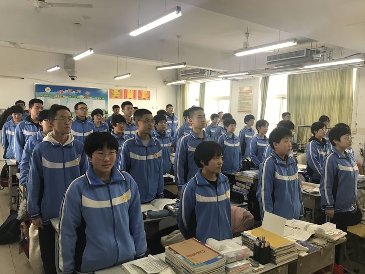 历城一中举行室内升旗仪式暨开学典礼